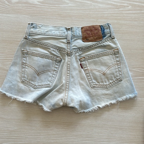 Women’s Levi’s Denim Shorts - Great condition - Intentional distress - Picture 4 of 13